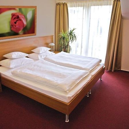 Promedicum Panzio Hotel Veszprem Bagian luar foto