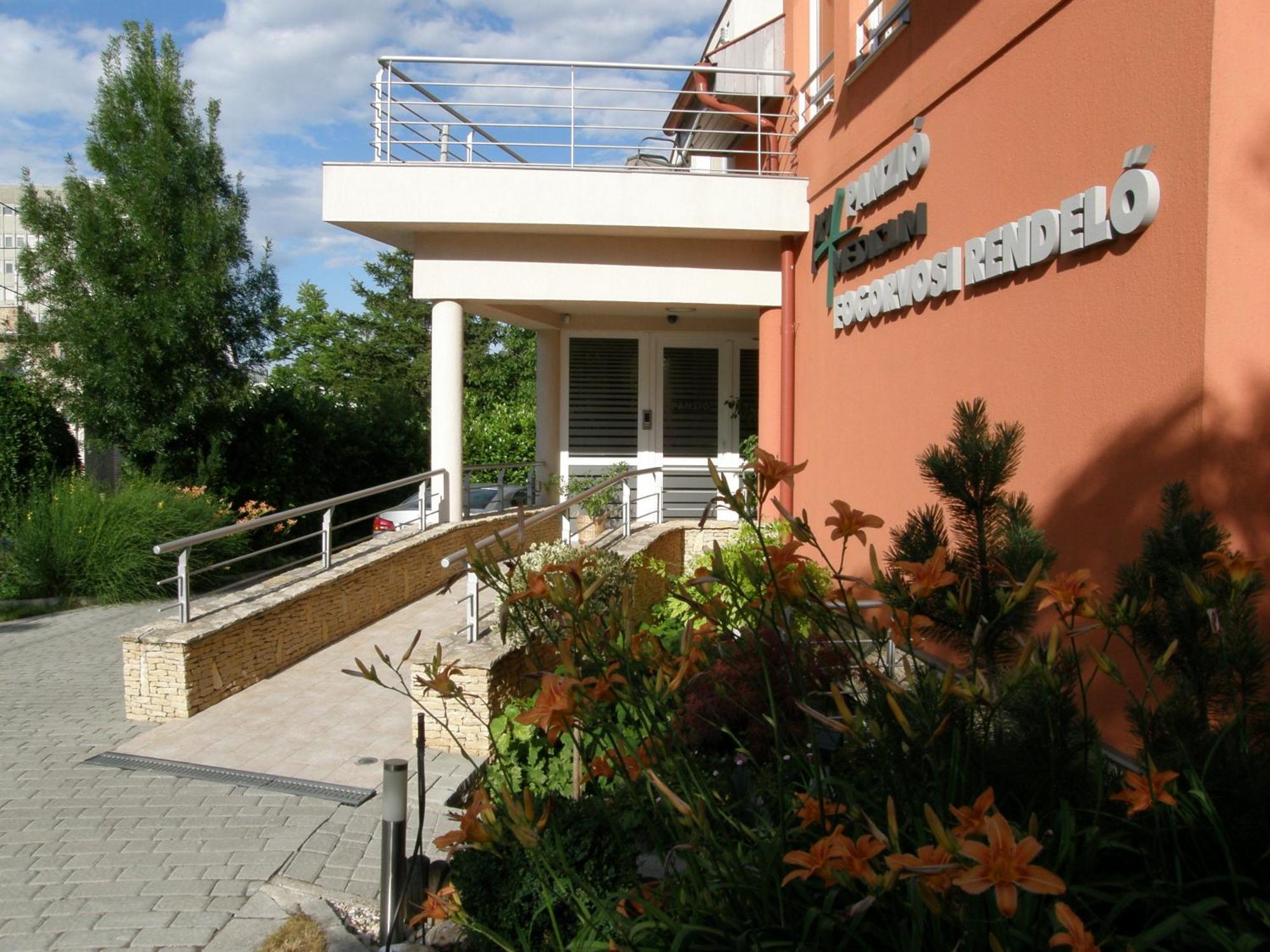 Promedicum Panzio Hotel Veszprem Bagian luar foto
