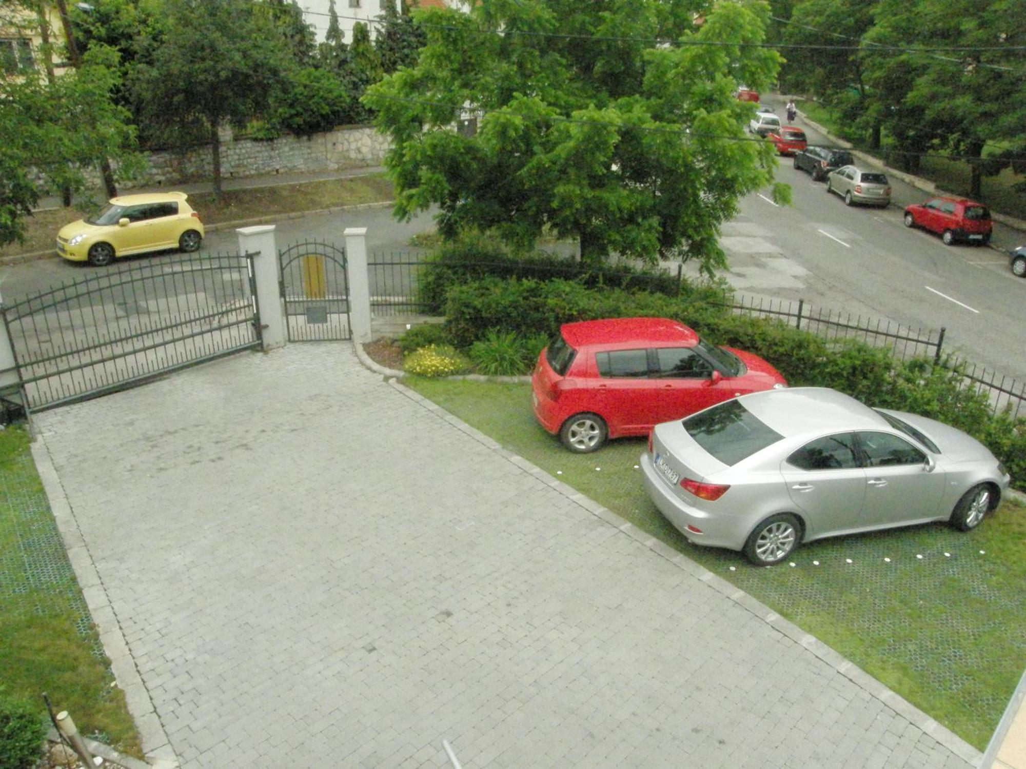 Promedicum Panzio Hotel Veszprem Bagian luar foto
